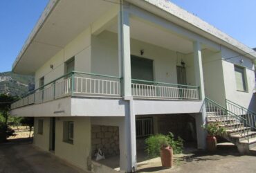 Μεγάλη μονοκατοικία προς πώληση στο Μυστρά
