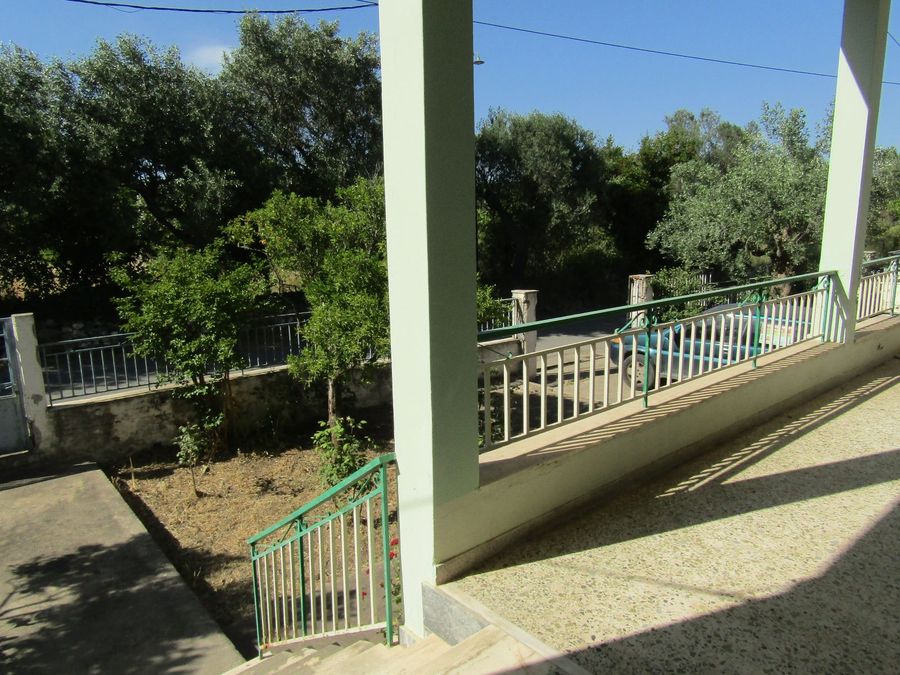 Μεγάλη μονοκατοικία προς πώληση στο Μυστρά