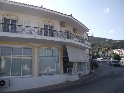 Επαγγελματικό κτήριο προς πώληση στους Μολάους