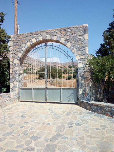 ΔΙΑΚΟΠΕΣ ΣΤΗΝ ΚΡΗΤΗ Ενοικιάζεται επιπλωμένο παραθαλάσσιο διαμέρισμα