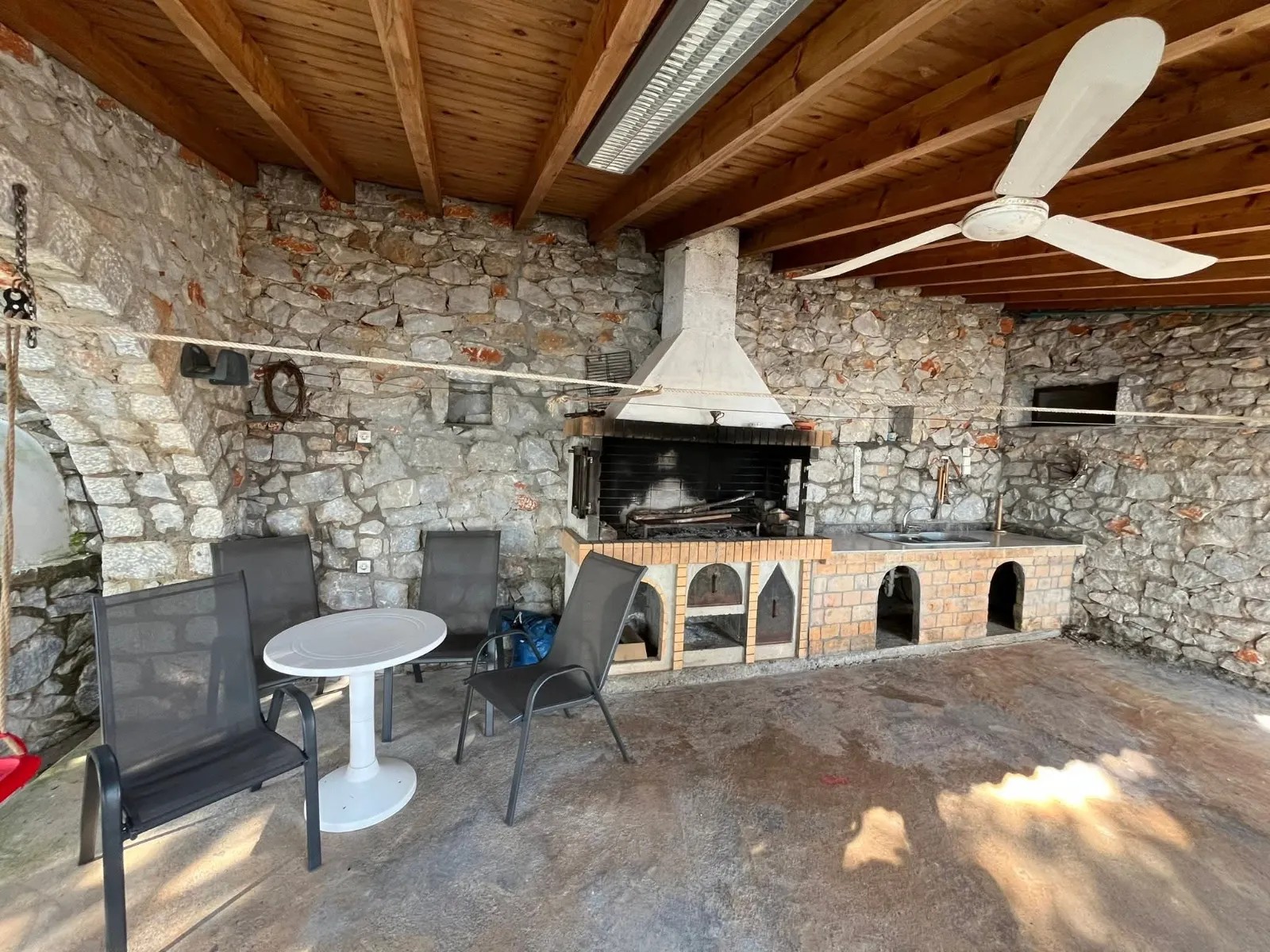 Πωλείται πέτρινη μονοκατοικία 120 τ.μ στη Μάνη με απέραντη θέα τον λακωνικό κόλπο