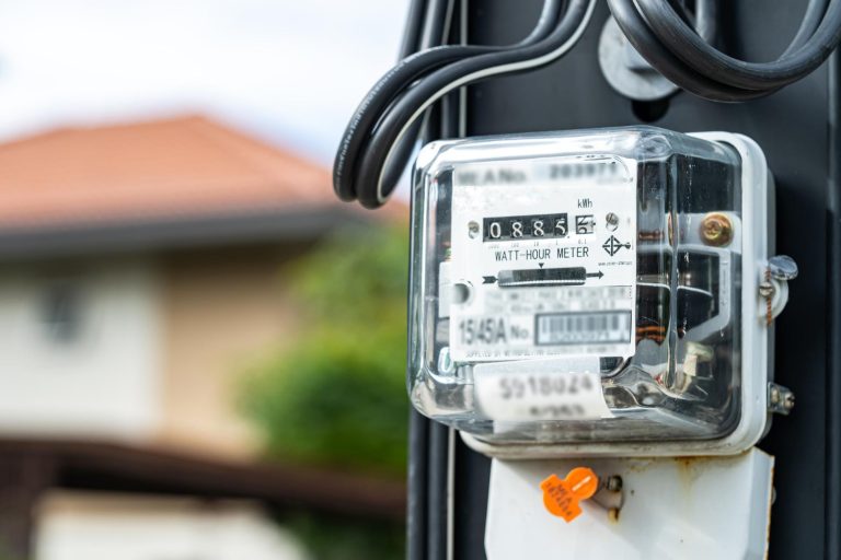 Μείωση του ενεργειακού κόστους για ευάλωτα νοικοκυριά μέσω της αξιοποίησης των ΑΠΕ – Υπεγράφη η ΚΥΑ για το πρόγραμμα «Απόλλων»