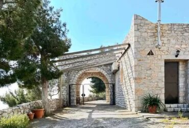 Πωλείται πέτρινη μονοκατοικία 120 τ.μ στη Μάνη με απέραντη θέα τον λακωνικό κόλπο