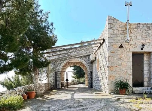 Πωλείται πέτρινη μονοκατοικία 120 τ.μ στη Μάνη με απέραντη θέα τον λακωνικό κόλπο