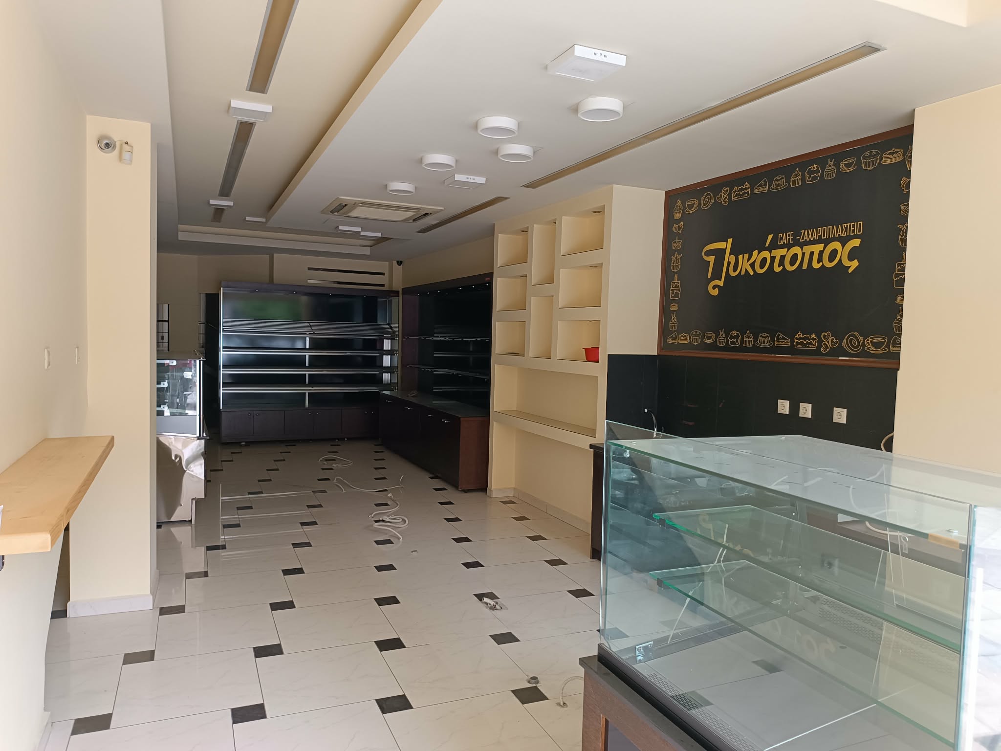 Σπάρτη, ενοικιάζεται κατάστημα 160 τ.μ με υπόγειο 40 τ.μ.