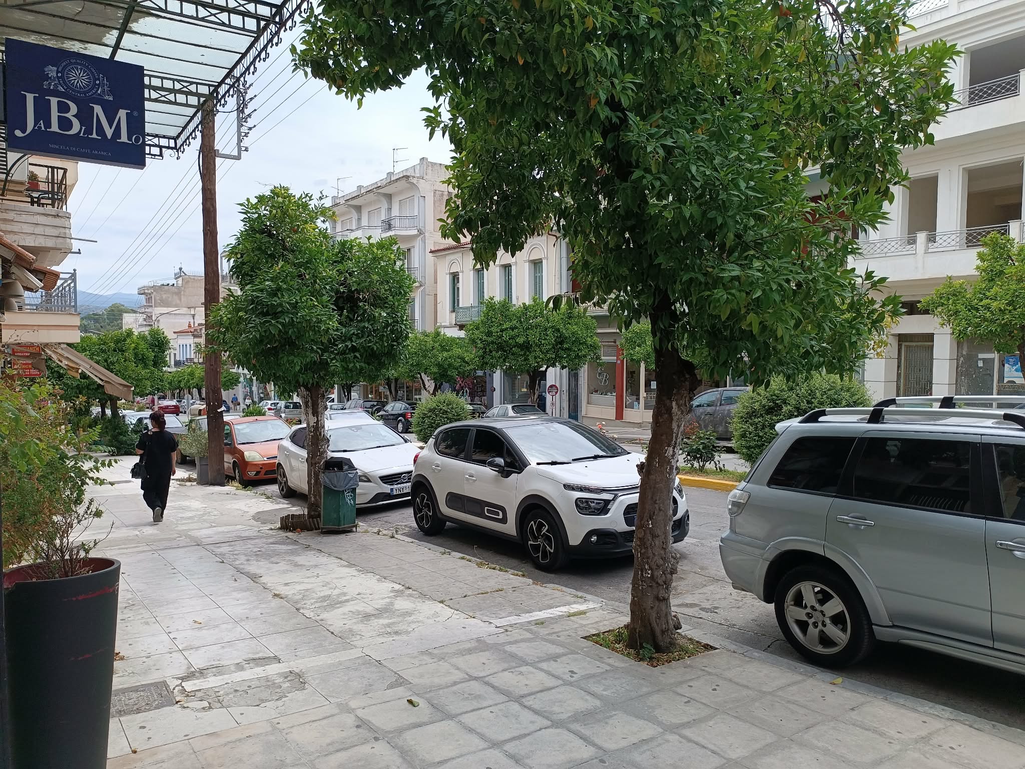 Σπάρτη, ενοικιάζεται κατάστημα 160 τ.μ με υπόγειο 40 τ.μ.